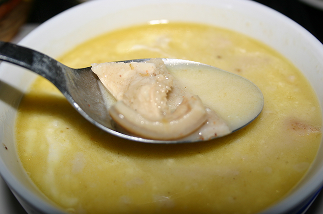 チョルバ・デ・ブルタという牛のモツの入ったスープ。酸味とコク美味しい。