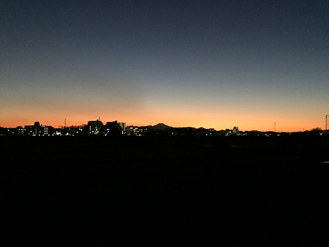 富士山の向こうに日が沈んで、夕映えが輝く。