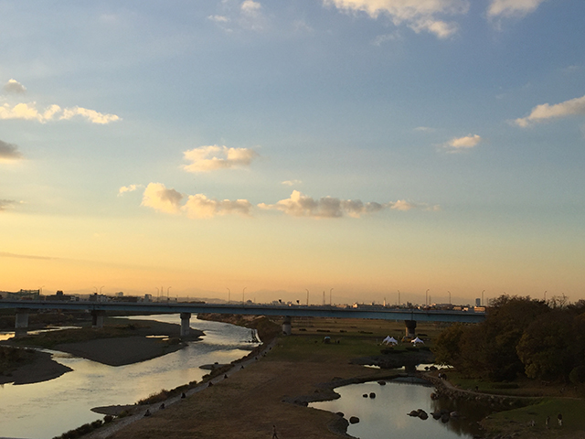 二子玉川駅から見た、夕暮れの多摩川。野川との合流地点です。