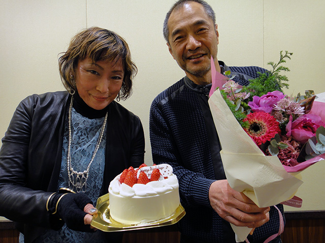 スタッフのみなさんが、ぼくと女房のバースデイ・ケーキと美しい花束をくださいました。