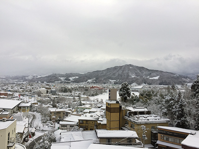 旅館から見る上山（かみのやま）の雪景色