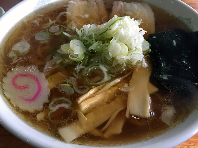 あまりに冷えたので、上山（かみのやま）に戻って、醤油ラーメンを食べました。 「金ちゃんラーメン・上山店」で、500円。めっちゃ美味しかった！