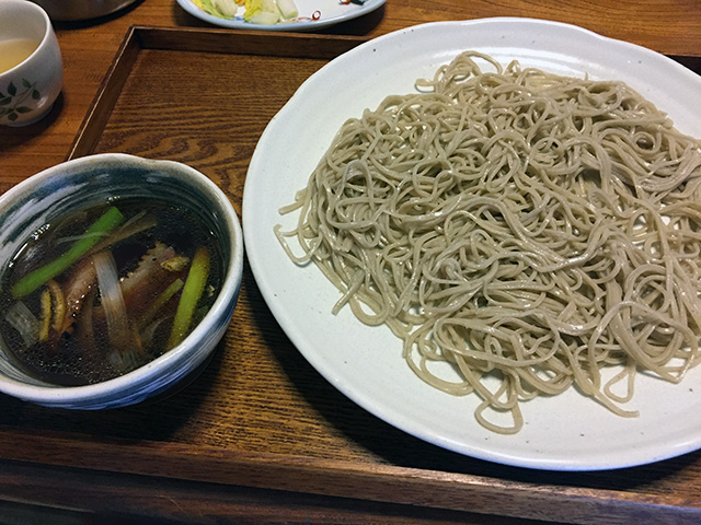 翌日のお昼ごはんは「手打ちそば　たから亭」の鴨汁そば。1100円。 鴨肉がとっても柔らかくて、爽やかな血の味がして、滋味深いです。 あたたかいお出汁も美味しい！