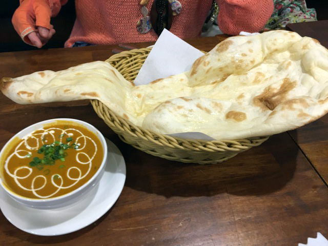 チキンカレー（７００円）とプレーン・ナン（２５０円）。