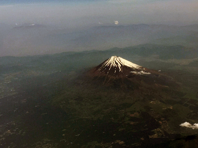 羽田を発つと、ちょうど富士山が右手にくっきりと。