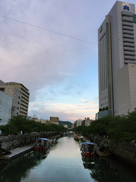 夕暮れの高知市内。水のまちですねえ。