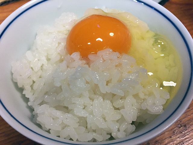 最後に食べた卵かけご飯が、めちゃ美味しかった。 ふだん、卵かけご飯は、あまり食べないけど、 高知の地鶏「土佐ジロー」の卵は、すばらしい。 2年前もこれを食べて感動しました。