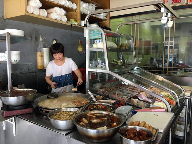 蒸し暑い店頭で、米粉湯やいろんなお料理を作ってくれます。