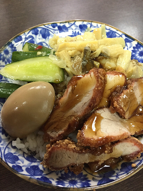 紅焼肉飯　６０元。　２２０円ほど。