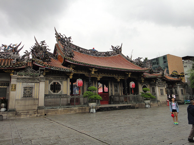 （台北の曇り空の下。龍山寺にお参り）