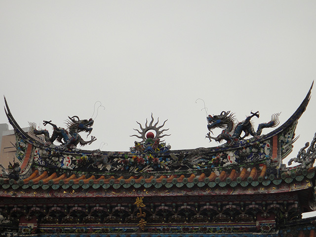 台北に行くと、かならず一度は「龍山寺」にお参りします。