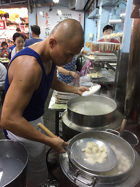 店の外で、水餃子みたいに、つるりんとした頭のお兄ちゃんが、 大鍋で餃子を茹でていました。