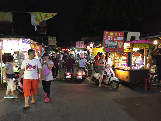 「南機場夜市（ナンジーチャン・イェーシー）」こちら、地元の人達が集まる ちょっと、ディープな夜市です。  「南機場」の「機場」とは「飛行場」のこと。 かつて、飛行場だった土地なんだそうです。  ここの夜市はほとんどが飲食店。 食べもの好きには、たまりません。  寧夏夜市などよりも、道幅も広く、ゆったりしています。 が、バイクが入っくるので、 歩くときは、要注意。