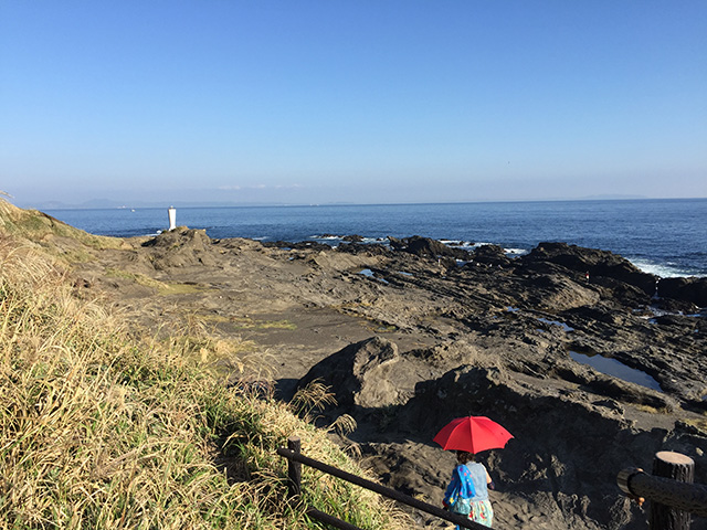 雨傘を日傘がわりにして、 島の東端にある安房埼（あわざき）灯台をめざします。