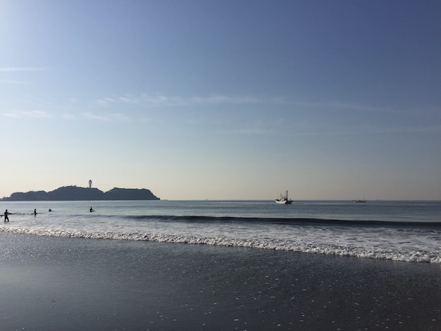 江ノ島とハマグリ漁船