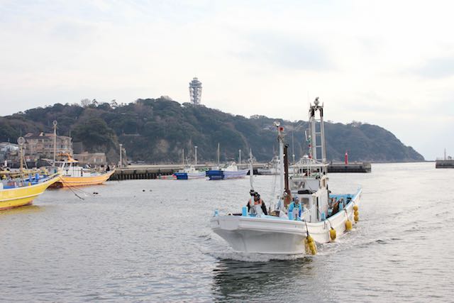 江ノ島とハマグリ船