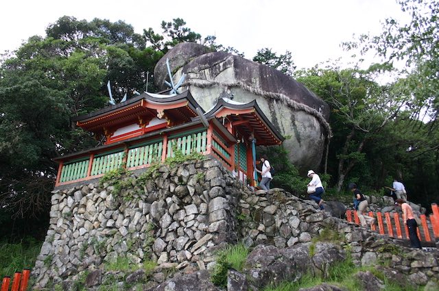 熊野神倉神社・ゴトビキ岩