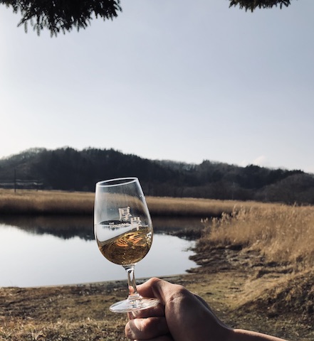湿原で厚岸ウイスキーを飲む