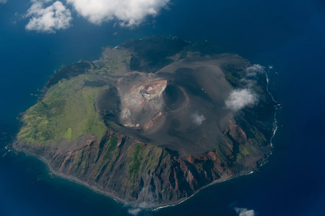 鳥島2(海上保安庁撮影)