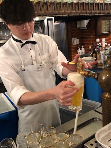 サッポロライオンの注ぎ